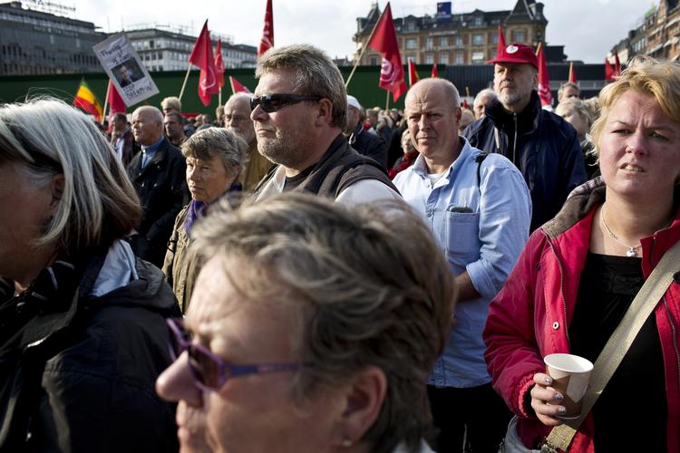 PROTEST. Danskere demonstrerer mod regeringens dagpengereform på Rådhuspladsen. 