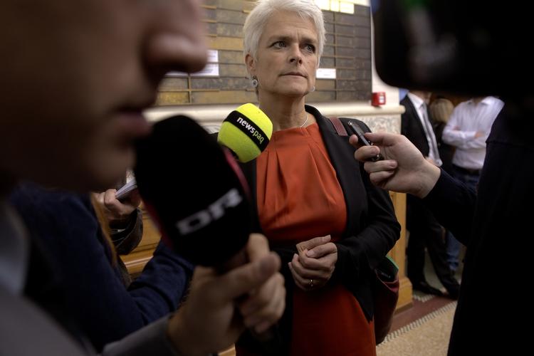 UPÅVIRKET. Annette Vilhelmsen siger, at hun ligesom Villy Søvndal mener, at SF skal stå inde for de aftaler, der bliver indgået i regeringen. 