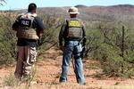 PATRULJE. Bill Silva fra politiet i byen Bisbee samt en unavngivet narkobetjent patruljerer hegnet ved grænsen til Mexico i Arizona. 