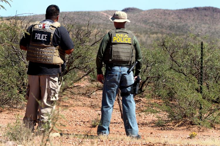 PATRULJE. Bill Silva fra politiet i byen Bisbee samt en unavngivet narkobetjent patruljerer hegnet ved grænsen til Mexico i Arizona. 