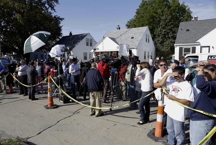 Over 100 tilskuere samlede sig fredag ved en indkørsel i Roseville ved Detroit, da det lokale politi borede gennem et cementgulv i et skur for at tage prøver på, om fagforeningsbossen Jimmy Hoffa ligger begravet der. 
