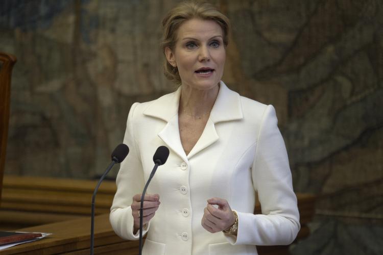 Udskældt. Folketingsåret er ikke mange timer gammelt, før Helle Thorning-Schmidt bliver ramt af hård kritik. 