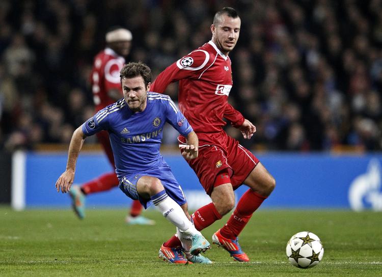 afdriblet. Juan Mata løber om hjørnerne med Mikkel Beckmann. 
