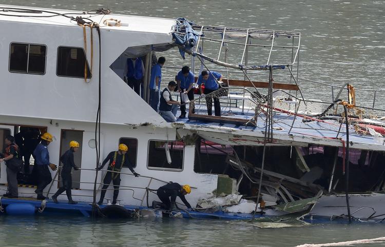 druknede. 38 mennesker blev dræbt, da en færge kolliderede med en turbåd i Hongkong i mandags. 