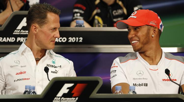 Rokade. Lewis Hamilton (t.h.) sætter sig i næste sæson tilrette i en Mercedes på bekostning af Formel 1-historiens allerstørste - den syvdobbelte verdensmester Michael Schumacher. 