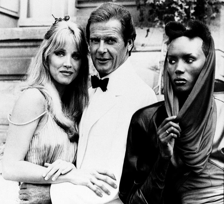 Tanya Roberts spillede i 1985 overfor Roger Moore og Grace Jones i Bond-filmen 'A View to a Kill'. 
