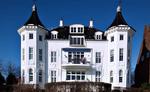 Snævert. Et palæ som dette er selvsagt sværere at sælge end et mindre hus på omkring 100 kvadratmeter. Målgruppen er ganske enkelt mindre. 