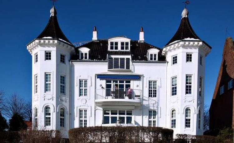 Snævert. Et palæ som dette er selvsagt sværere at sælge end et mindre hus på omkring 100 kvadratmeter. Målgruppen er ganske enkelt mindre. 