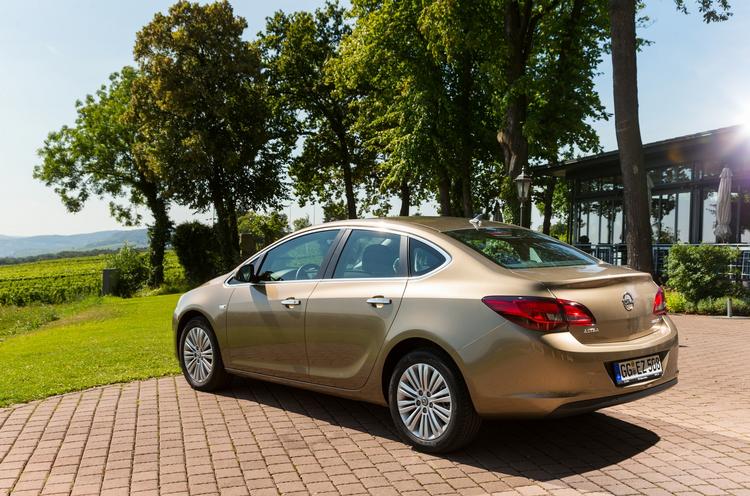 DEBUT. Opel Astra dukker nu op som firedørs sedan. Den koster 3.725 kroner mere end den femdørs udgave. 