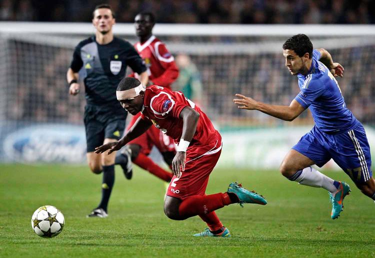 roser. Jores Okore (tv) viste sig flot frem på den største scene, da danskeren spillede over for Chelseas stjerner.