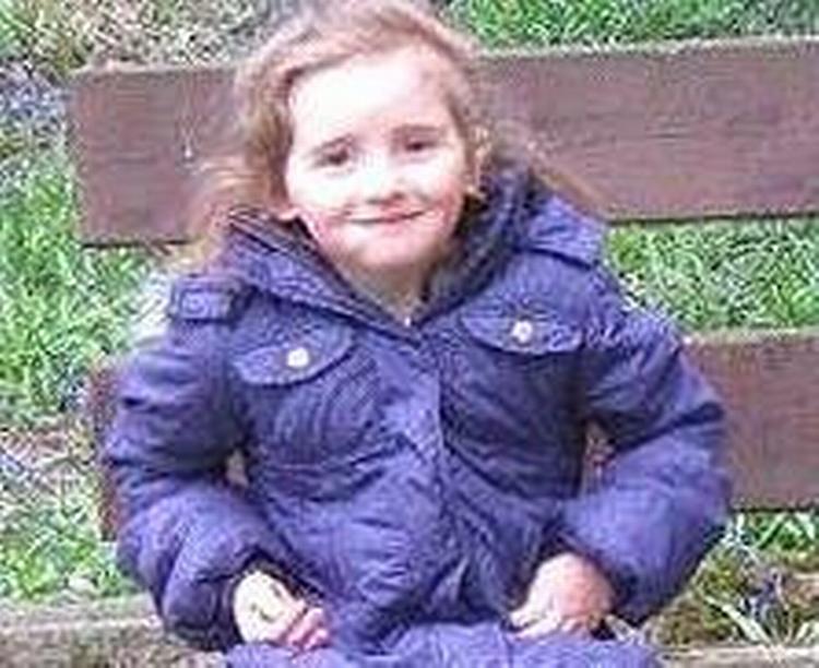 Wales. Den femårige April Jones har været meldt savnet, siden hun i mandags legede med en veninde ikke langt fra familiens hus. Veninden siger, hun så April Jones gå ind i en kassevogn. 