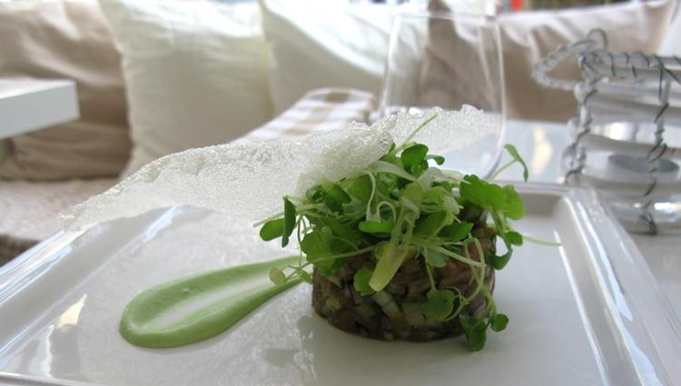 Raffineret. Hos Yuma kan man blandt andet bestille tuntatar med wasabi og brøndkarse - og paella. 