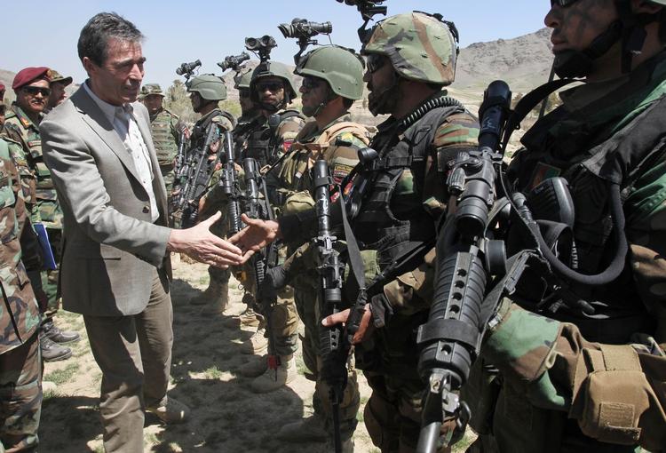 besøgsven. Anders Fogh Rasmussen blev udnævnt til Natos generalsekretær i 2009. Billedet er taget tre år senere, hvor han besøger Nato-soldater i Afghanistan. 