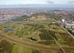 luftfoto. Med København i baggrunden kan en håndfuld danske golfhåb spille sig tættere på European Tour, når der spilles Challenge Tour på Royal Golf lige ved siden af Bella Center. 