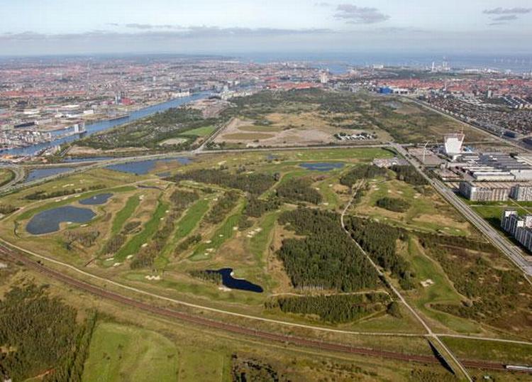 luftfoto. Med København i baggrunden kan en håndfuld danske golfhåb spille sig tættere på European Tour, når der spilles Challenge Tour på Royal Golf lige ved siden af Bella Center. 