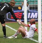 aftalt. Andrea Masiello (th) hjælpes på benene af Baris målmand efter at have scoret selvmål mod Lecce i 2011. 