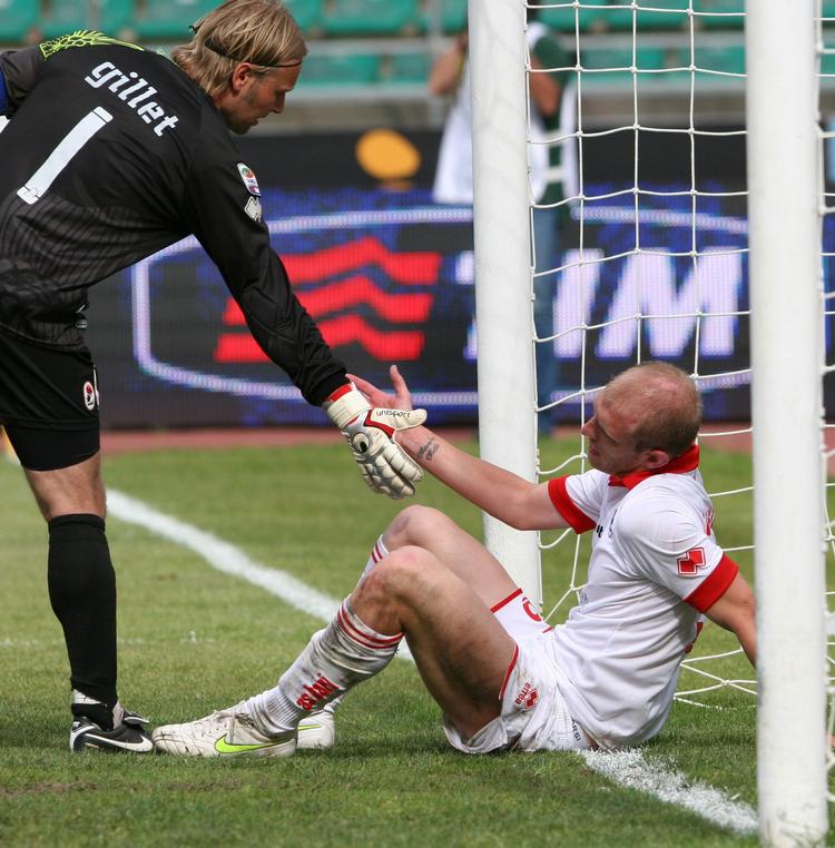 aftalt. Andrea Masiello (th) hjælpes på benene af Baris målmand efter at have scoret selvmål mod Lecce i 2011. 