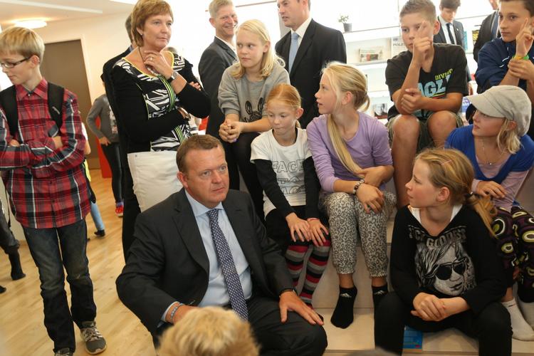Visit. Lars Løkke Rasmussen var selv på besøg på skoler under valgkampen sidste år. Her er det Ringkøbing Skole, som får fint besøg. 