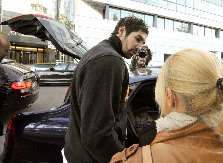 Politi følger den franske håndboldstjerne Nikola Karabatic til en bil, der fører spilleren til afhøring efter kampen mod PSG i Paris. 