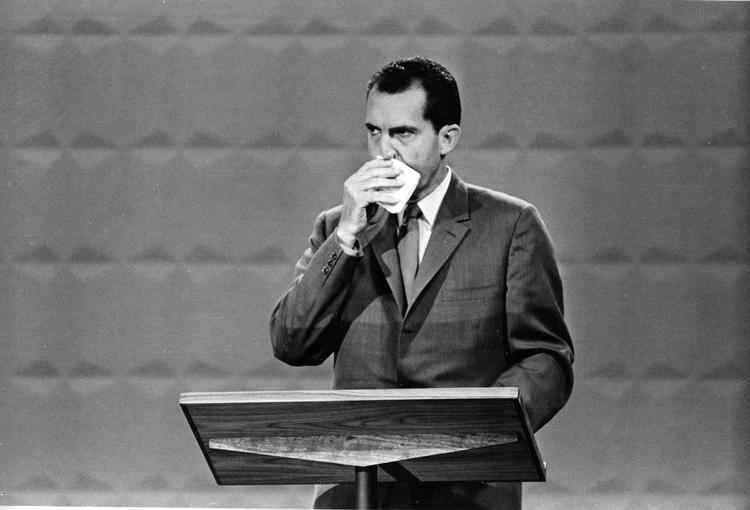 Sved. Daværende vicepræsident Richard Nixon tørrer sved af ansigtet under USA's første tv-debat mellem præsidentkandidater 26. september 1960. Hans modkandidat, John F. Kennedy, var modsat Nixon blevet sminket forinden. 