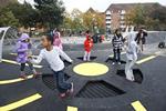 Legeland. Det tidligere ingenmandsland ved Mjølnarparken blev i dag indtaget af de lokale bysbørn. 