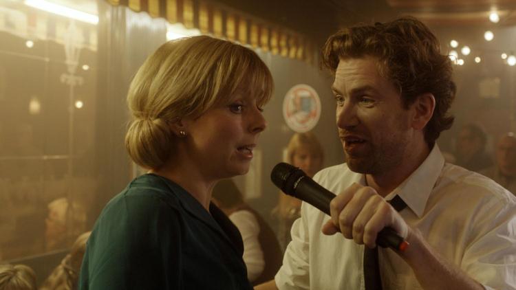 Synergi. Lene Maria Christensen og Nikolaj Lie Kaas' samspil hæver Hella Joofs kærlighedskomedie over klichéerne. 