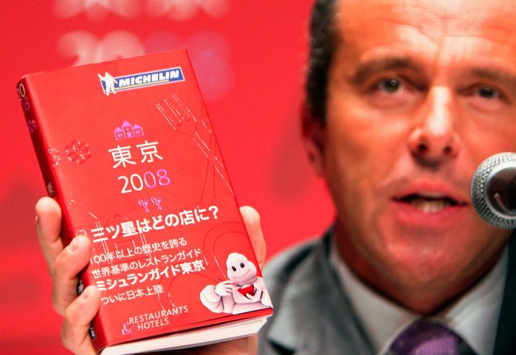 MICHELIN. I 2007 blev Michelins guidebog til steder uden for Europa og USA for første lanceret. Her i Tokyo af den daværende direktør for Michelin Guide, Jean-Luc Naret. 
