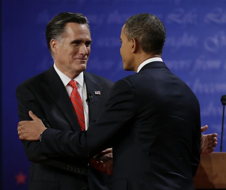 Duel. Mitt Romney (t.v.) trykker hånd med Barack Obama ved deres første direkte debat i nat i kampen om at blive USA's præsident i den kommende valgperiode. 