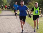 LØBEVILJE. Susanne Lausten mistede synet, men bevarede løbegejsten. Her på vej mod parkrun nr. 100 med sin mand Kim som guide. 