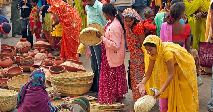 FARVERIGT. På markederne i Indien er der rig mulighed for at lade sig inspirere, mener designeren. 