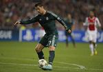 4-1. Med et følt løft henover Ajaxmålmanden Vermeer fuldendte Cristiano Ronaldo sit første hattrick i Champions League. 
