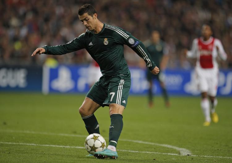 4-1. Med et følt løft henover Ajaxmålmanden Vermeer fuldendte Cristiano Ronaldo sit første hattrick i Champions League. 