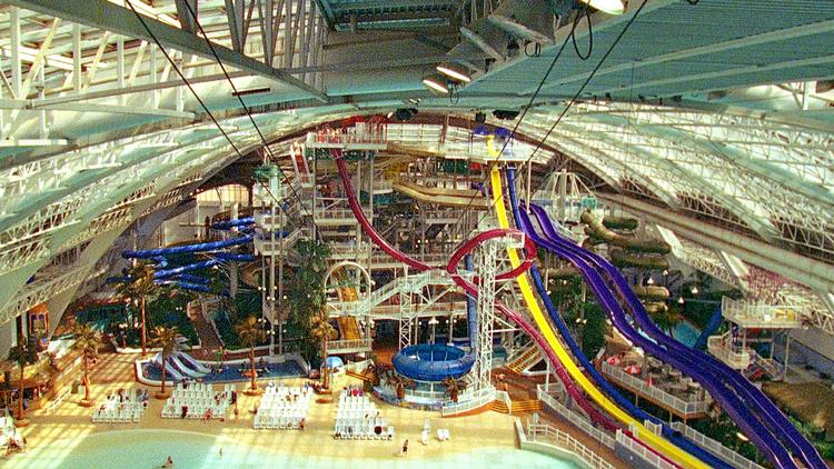 Filmen 'Water Park' tager publikum med ind i en meditativ slow motion-oplevelse af det tropiske vandland til akkompagnement af den canadiske musiker Dirty Beaches. 