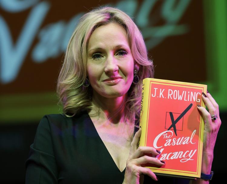 mobber? Trods medvind på bestseller-listerne med sin voksenroman 'The Casual Vacancy' er forfatteren J.K. Rowling løbet ind i en del modvind. 