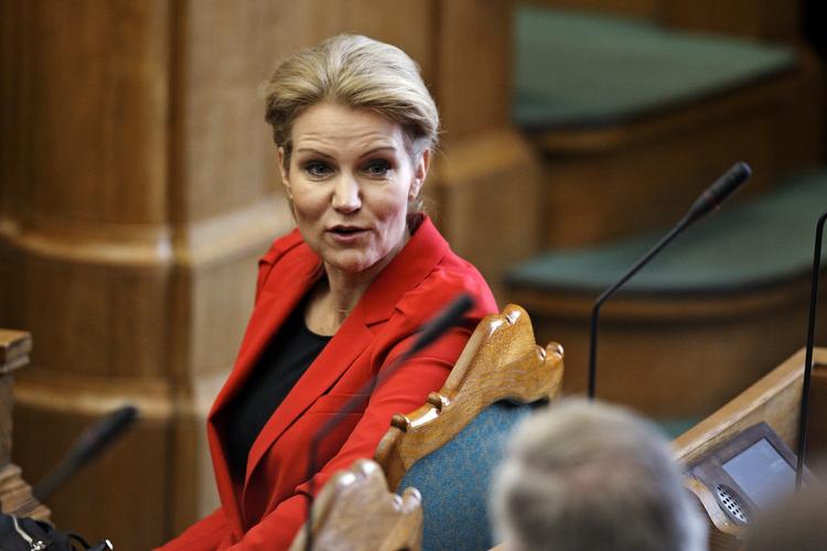 angrebsmål. Helle Thorning-Schmidt er kommet under angreb fra start ved Folketingets åbningsdebat. 