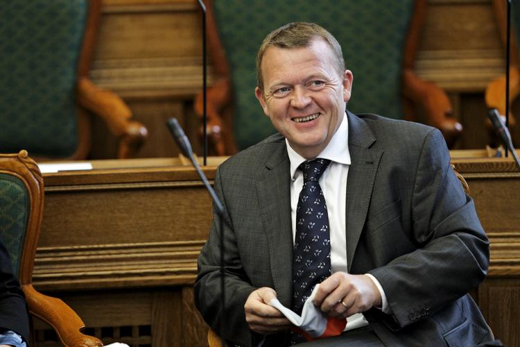 tavs. Kun to gange i det forløbne folketingsår har Lars Løkke Rasmussen besteget t alerstolen. Hvorfor?, spøger Socialdemokraterne. 