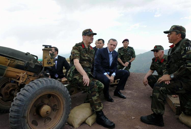 Strid. Premierminister Tayyip Erdogan er klar til at sende soldater ind i Syrien for at beskytte den tyrkiske grænse. 