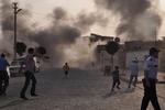 Død. Fem mennesker omkom og mange andre blev såret i går, da granater ramte en tyrkisk by. Nu undskylder Syrien for angrebet. 
