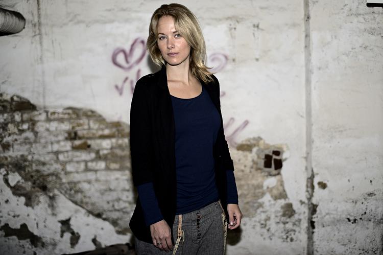 karriere. 27-årige Mette Lysdahl har haft en birolle i et afsnit af første sæson af 'Forbrydelsen' og i en række andre danske film. I Tyskland er der indtil videre mere fart på karrieren. Her får hun fanmail for spillet i et par populære tv-serier. 