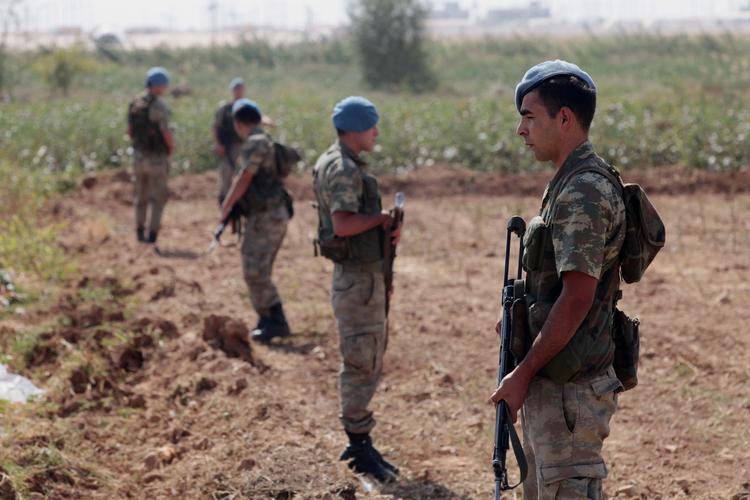 BEREDTE. Tyrkiske soldater har taget opstilling ved grænsen til Syrien, efter det syriske angreb på en tyrkisk landsby 