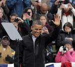 Latter. Præsident Barack Obama vinker til publikum efter en tale for anslået 12.000 tilskuere i Denver, Colorada i dag. 