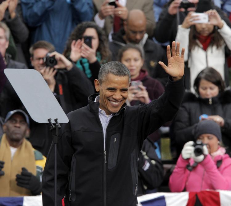 Latter. Præsident Barack Obama vinker til publikum efter en tale for anslået 12.000 tilskuere i Denver, Colorada i dag. 