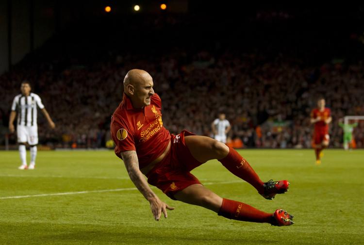Flyvende. Jonjo Shelvey bragte Liverpool foran 1-0,  men efter pausen gik 'The Reds' ned. 