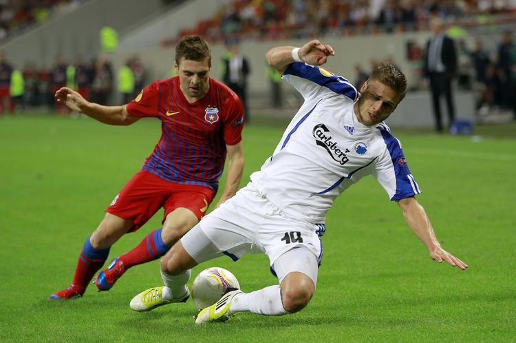 0-1. Rurik Gislason i nærkamp med Adrian Popa. 