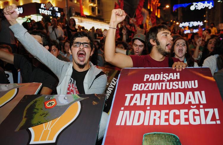 Vrede. Tyrkere demonstrerede i aftes i Istanbul mod en mulig krig mod Syrien. 'Vi vil vælte dig fra tronen', står der på banneret, hvis budskab må være rettet mod Syriens præsident Assad, efter at et morterangreb fra Syrien tidligere på ugen dræbte fem tyrkere. 