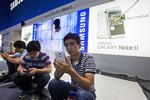gigant. Samsung er verdens største producent af smartphones, og sammen med Apple står virksomheden for over halvdelen af salget i hele verden. 