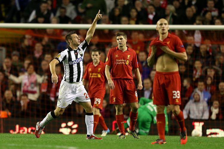 igen. Tre gange blev Liverpool passeret på hjemmebane mod Udinese, der havde Giovanni Pasquale (tv.) som tredje  målscorer. 