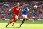 Venstreback. Leighton Baines (i blåt) - her i kamp mod en Liverpool-mand -  er en central figur på Everton-holdet. Landsholdsmanden fungerer som indpisker og er en af Premier Leagues bedste til at sparke dødbolde. 