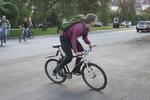 tohjulet. I modsætning til denne cykeltur havde Kronprins Frederik hverken rygsæk eller bremser, da han kørte i Ballerup. 