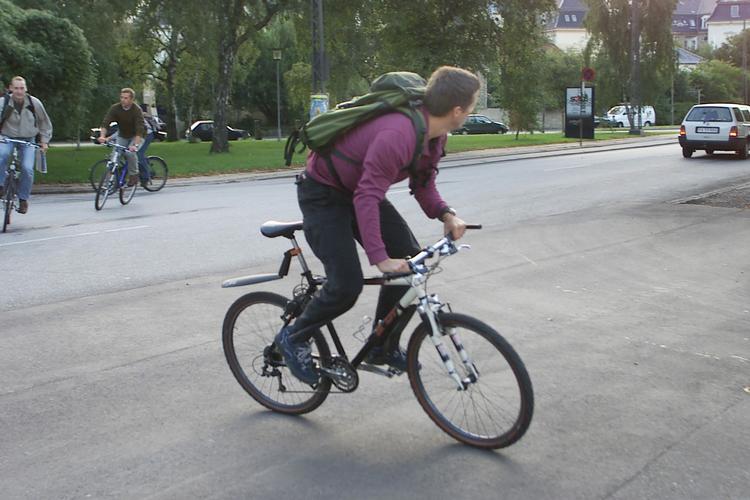 tohjulet. I modsætning til denne cykeltur havde Kronprins Frederik hverken rygsæk eller bremser, da han kørte i Ballerup. 